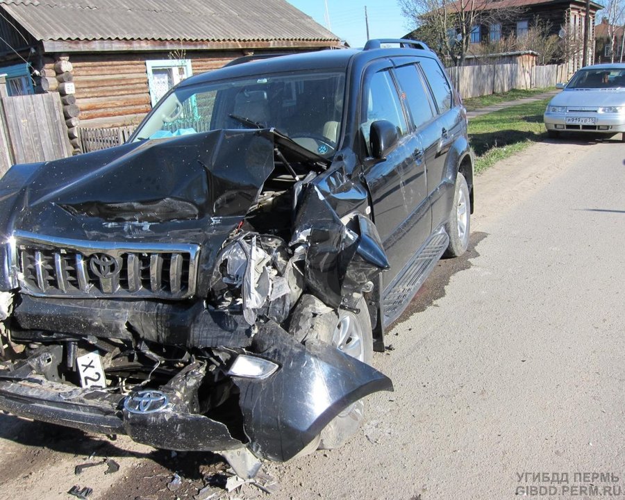 В Чердыни джип наехал на стоящую машину