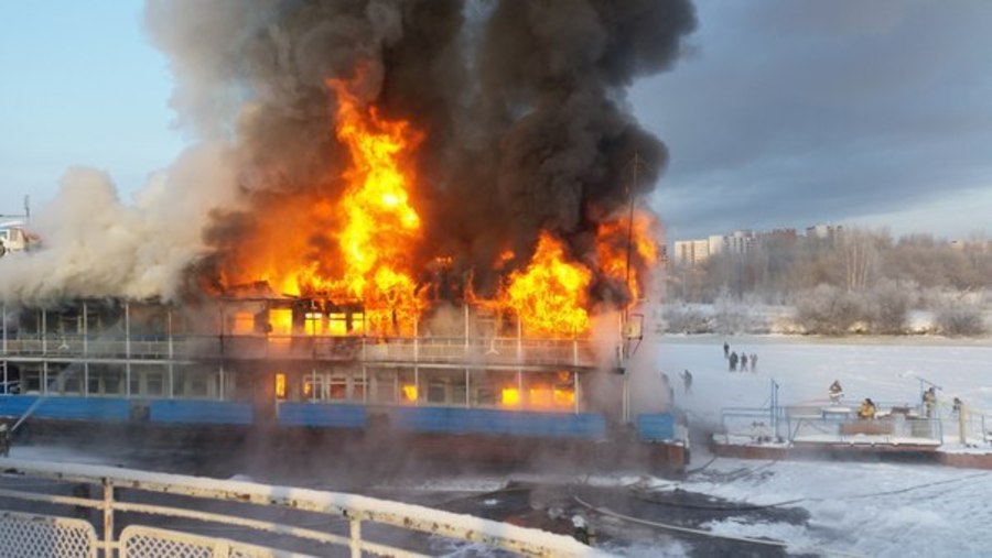 В Перми продолжается тушение пожара на двухпалубной пристани