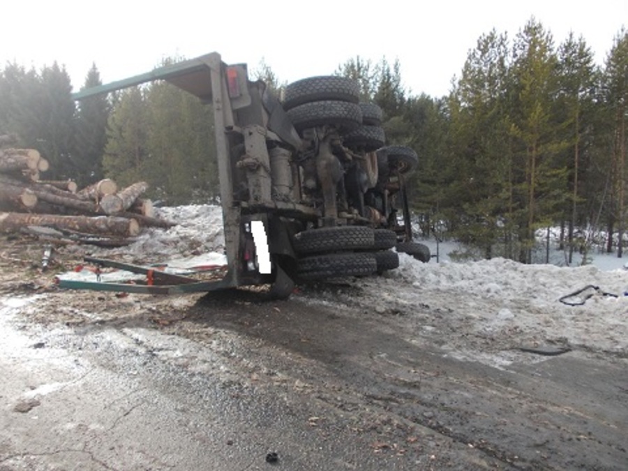 В Пермском крае на автодороге Нытва — Кудымкар столкнулись два грузовика