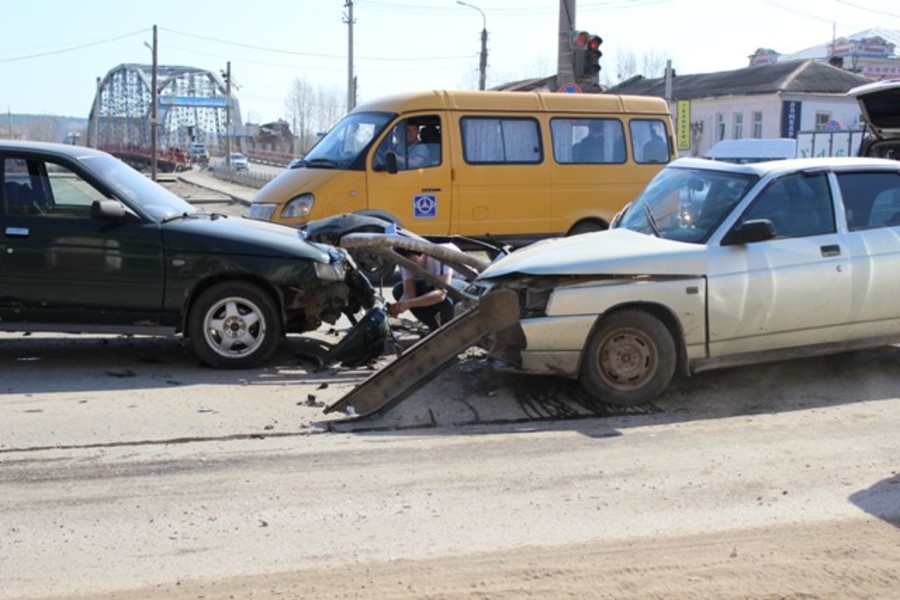 В Кунгуре на улице Ленина сегодня произошло ДТП с участием трёх автомобилей