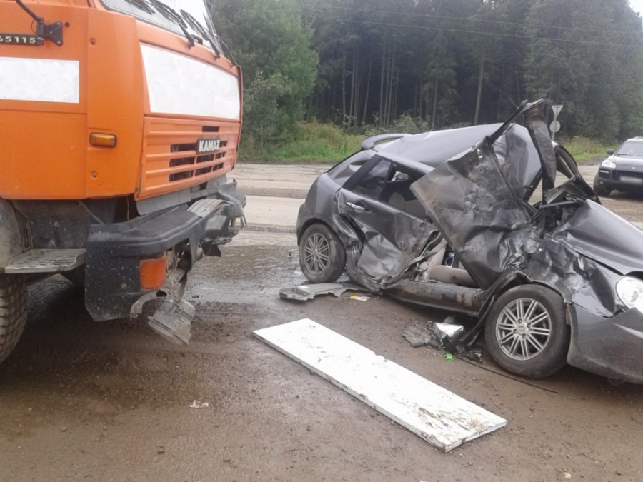 В Перми на Бродовском тракте Лифан врезался в КАМАЗ