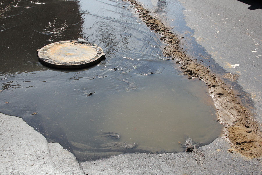 В Перми дорожные строители засорили сеть канализации в центре города