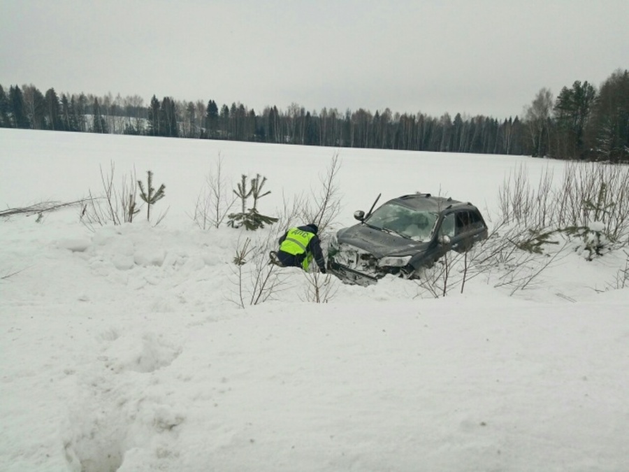 В Пермском крае полицейские спасли попавших аварию граждан - фото 2