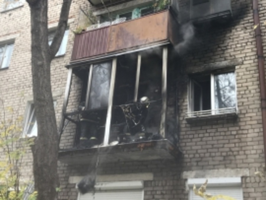 В центре Перми загорелся балкон жилого здания - фото 1