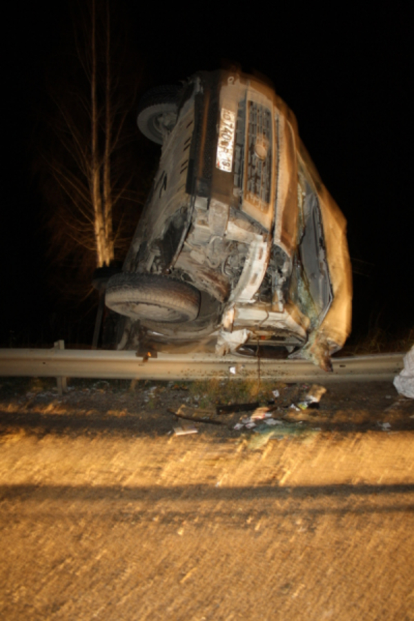 В Пермском крае в перевернувшемся автомобиле погибла женщина, трое ранены