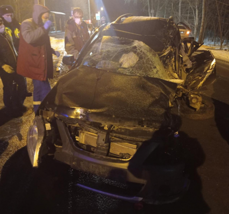 В Перми водитель Ларгуса, врезавшийся в дерево, скончался в больнице - фото 2