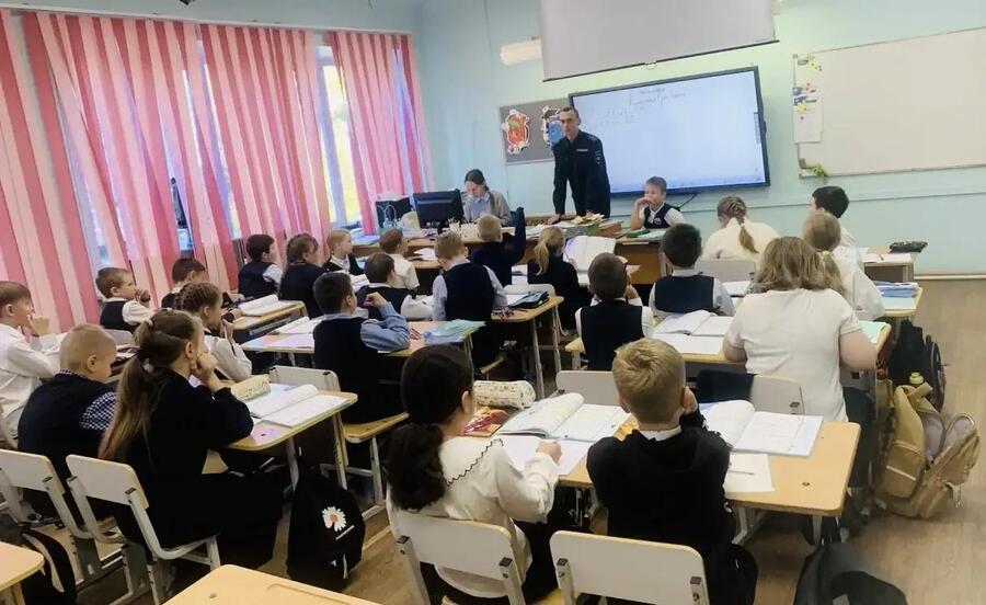 Пермские полицейские проводят акцию «Несовершеннолетний и закон» среди школьников - фото 1